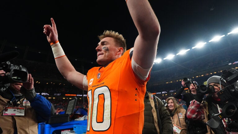 Bo Nix breaks his right ankle late in Broncos’ playoff win, will have surgery插图