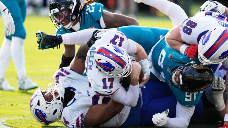 Josh Allen leads Bills over Jags 27-24 for Buffalo’s first road playoff victory in 33 years插图