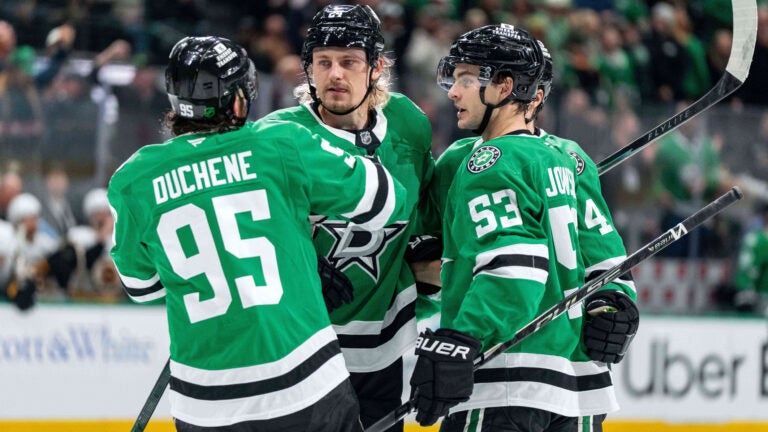 Stars end Bruins’ 6-game winning streak with a dominant 6-2 victory插图