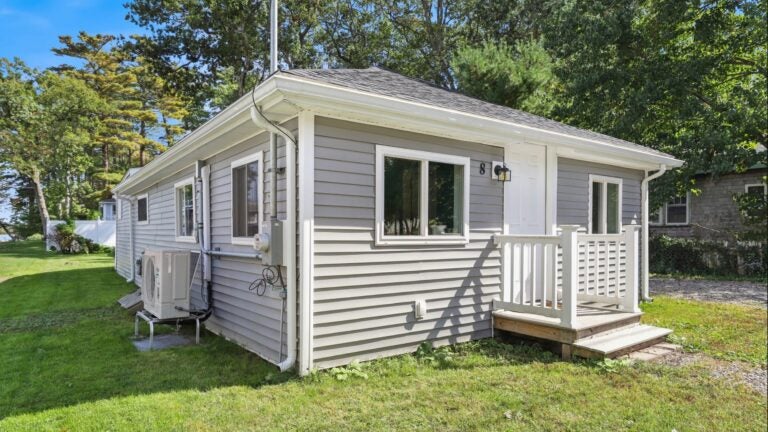 Home of the Week: 840-square-foot bungalow on the water in Halifax for $450k插图