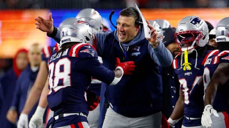 Why Mike Vrabel felt it was ‘my job’ to keep playing Rhamondre Stevenson after Patriots RB’s early fumbling woes插图