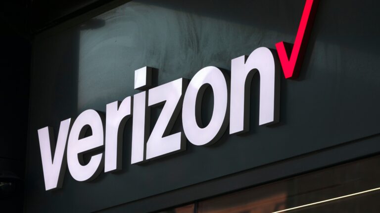 Verizon offers refunds as Fox blackout drags on