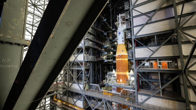 NASA’s new moon rocket heads to the pad ahead of astronaut launch插图