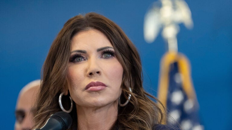 Trump administration says it is ending deportation protections for some Somali migrants插图