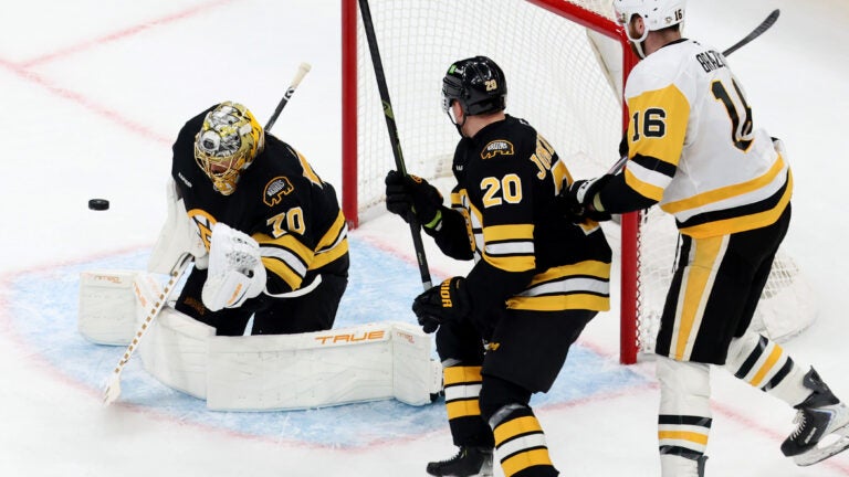 Korpisalo stops 27 shots in Bruins’ 1st shutout of the season; 1-0 win over Penguins插图 Korpisalo stops 27 shots in Bruins’ 1st shutout of the season; 1-0 win over Penguins插图