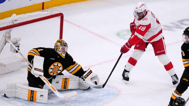 Swayman stops 24 shots for 1st shutout of season as Bruins beat Red Wings 3-0插图