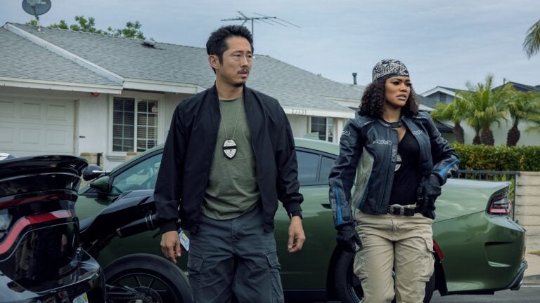 Steven Yeun as Detective Mike Ro and Teyana Taylor as Detective Numa Baptiste in The Rip.