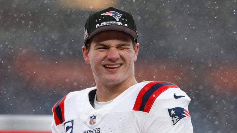 What Drake Maye said about his reported shoulder injury on WEEI插图 New England Patriots quarterback Drake Maye (10) looks to the crowd as fans chant “MVP” during the AFC Championship trophy presentation. The New England Patriots played the Denver Broncos at Empower Field at Mile High on January 25, 2026.