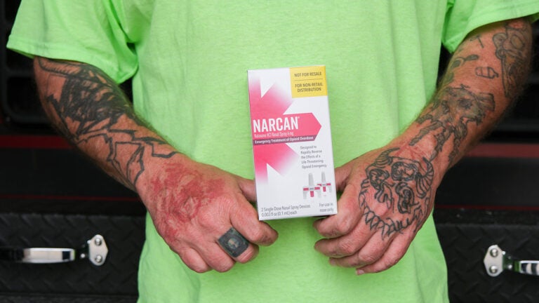 HHS reverses decision to cut $2 billion for mental health and addiction services插图 A Narcan kit.
