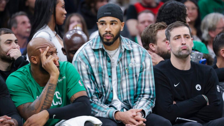 Celtics’ Jayson Tatum’s return this season reportedly ‘up in the air’插图 Boston Celtics bench (l to r) Xavier Tillman Sr., Jason Tatum, D.J. MacLeay (assistant coach) as they fall behind by 25 points against the Houston Rockets during third quarter action at TD Garden on Saturday November 1, 2025.