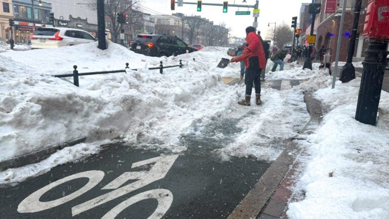 Cyclists clear snow from Comm. Ave. bike lanes after storm, call on city for accountability插图