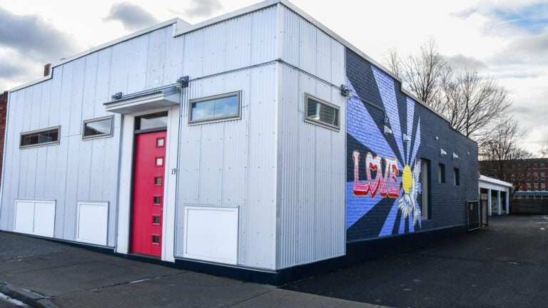 পিটসফিল্ডের প্রাক্তন বাণিজ্যিক ভবনটি এখন আপনার ‘ভালোবাসা’ ব্যক্তির জন্য 5K শিল্প-শৈলীর বাড়ি। পিটসফিল্ডের প্রাক্তন বাণিজ্যিক ভবনটি এখন আপনার ‘ভালোবাসা’ ব্যক্তির জন্য 5K শিল্প-শৈলীর বাড়ি।