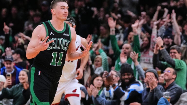 Celtics rally from 22-point deficit to edge Heat, 98-96插图
