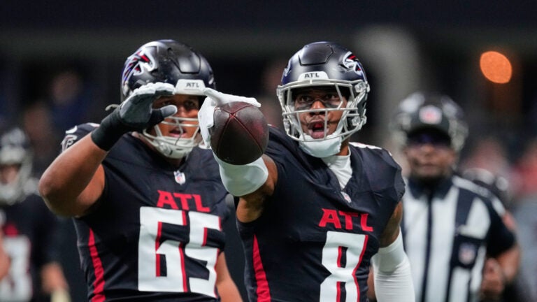 Atlanta Falcons tight end Kyle Pitts Sr. (8) reacts after a reception in the first half of an NFL football game against the New Orleans Saints, Sunday, Jan. 4, 2026, in Atlanta.