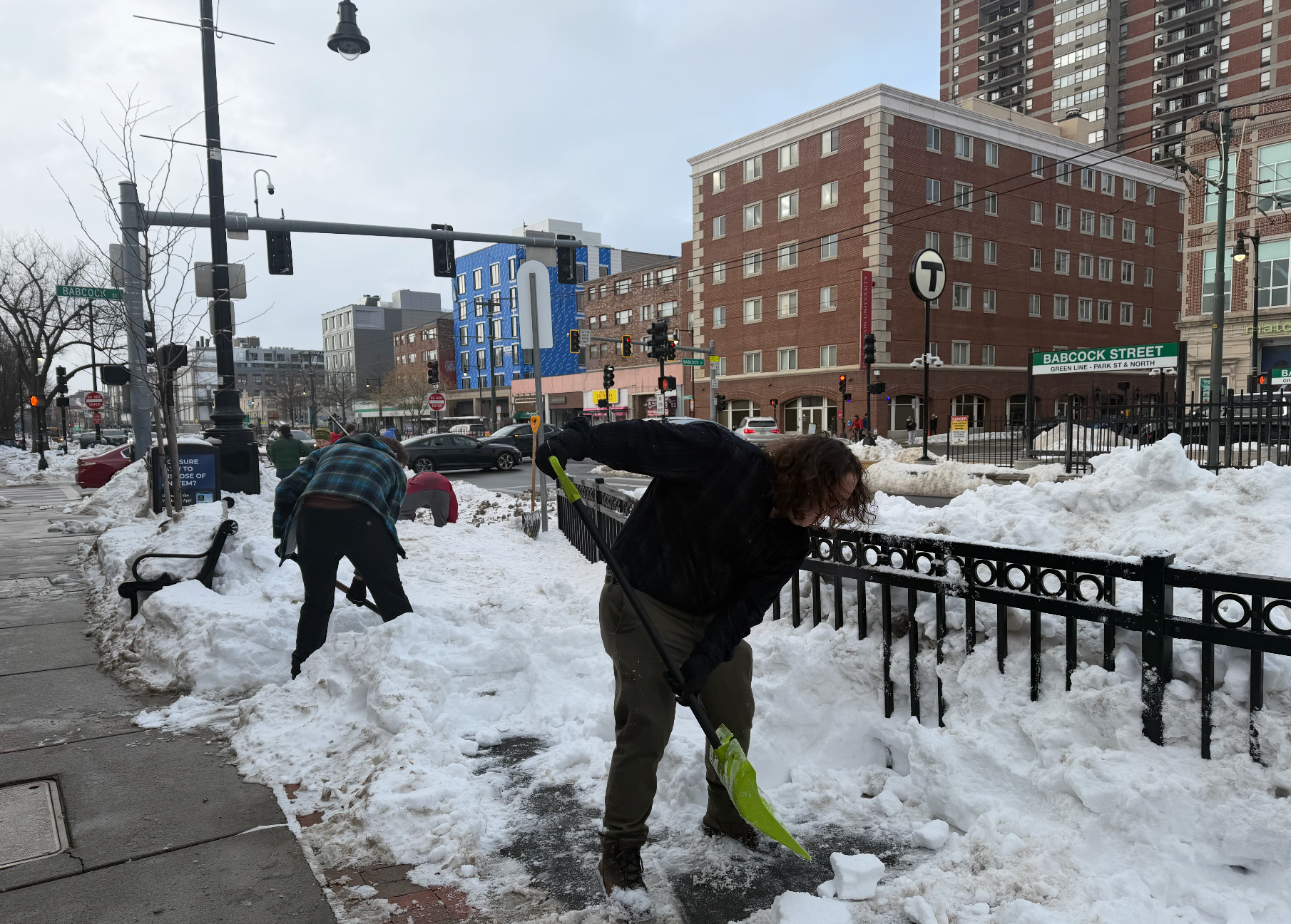 Cyclists clear snow from Comm. Ave. bike lanes after storm, call on city for accountability插图1