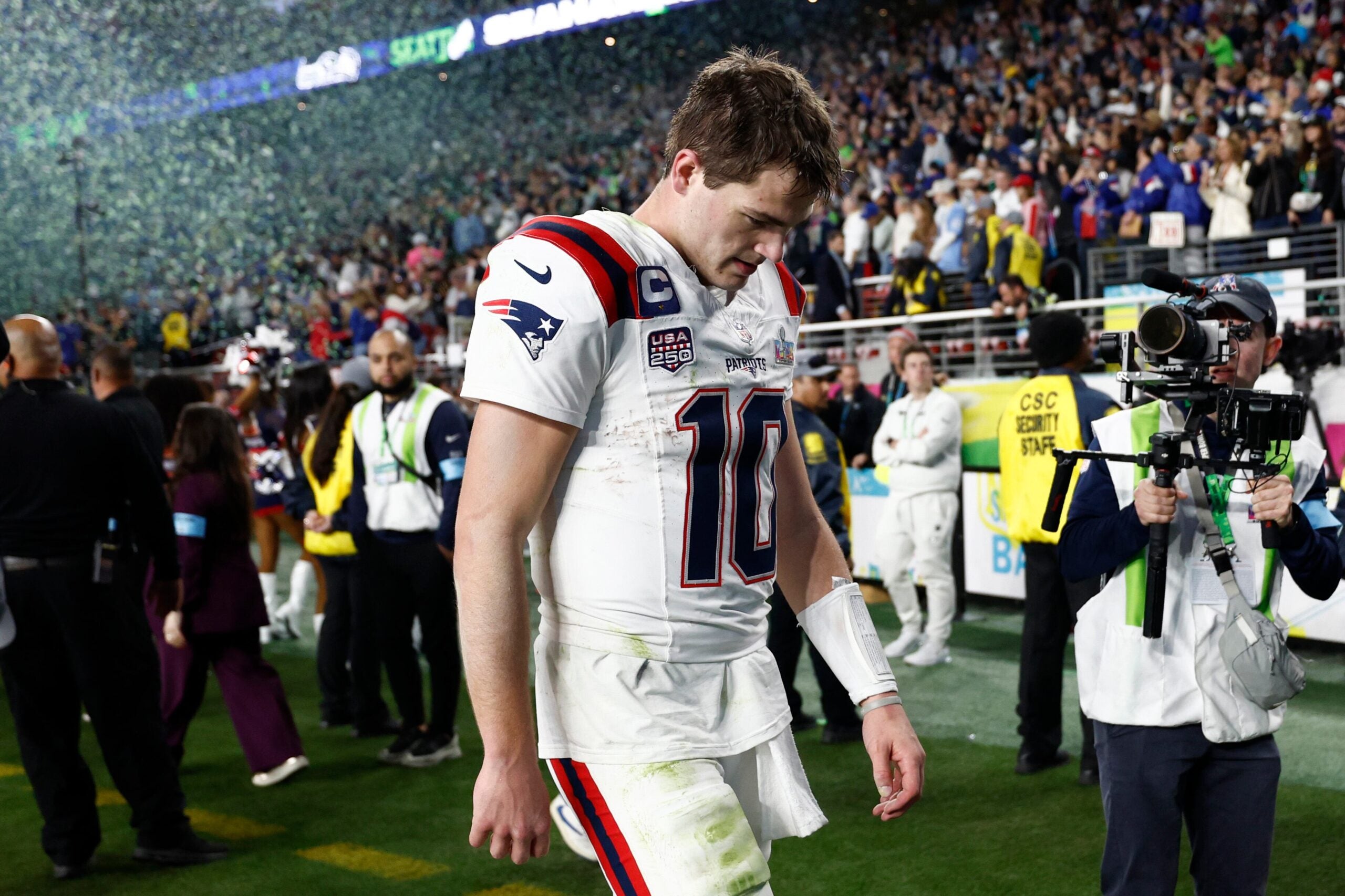 Drake Maye refused to make excuses, but after rewatching the Super Bowl, it’s clear he played hurt and it affected him插图1