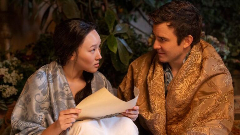 Bridgerton. (L to R) Yerin Ha as Sophie Baek, Luke Thompson as Benedict Bridgerton in "Bridgerton."