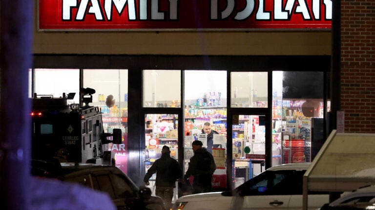 Officer and civilian shot, suspect killed in Spencer插图