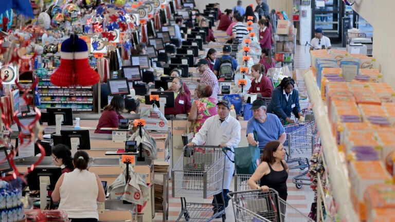 Market Basket stores in Mass. close early Monday due to the blizzard
