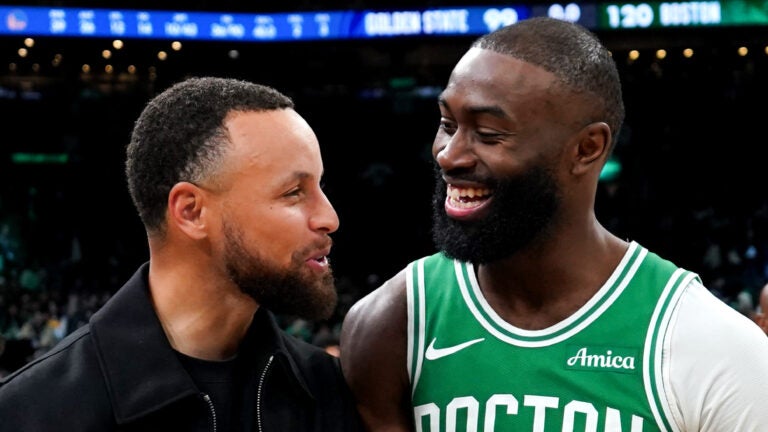 Fan yanks Stephen Curry’s arm at TD Garden