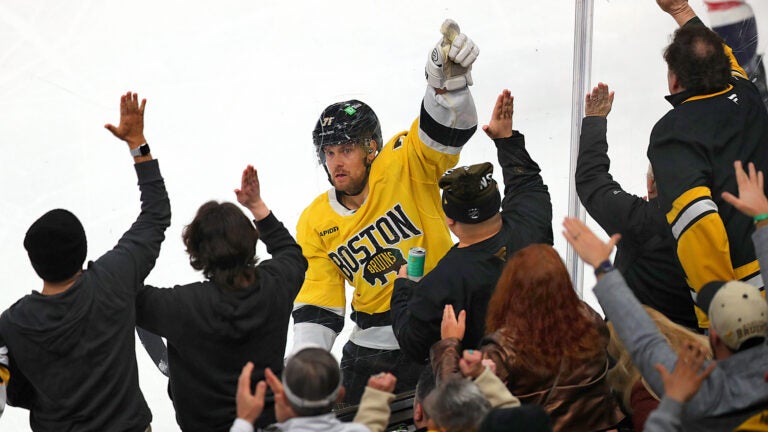 Should Bruins re-sign Viktor Arvidsson amid his strong year?