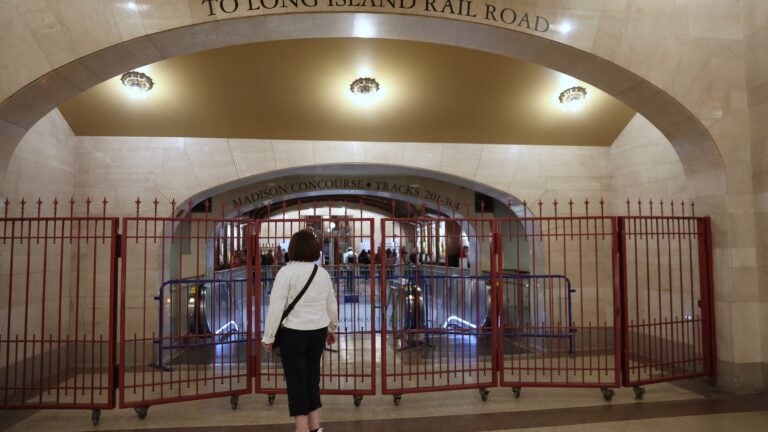 Largest US commuter rail system shut down Largest US commuter rail system shut down