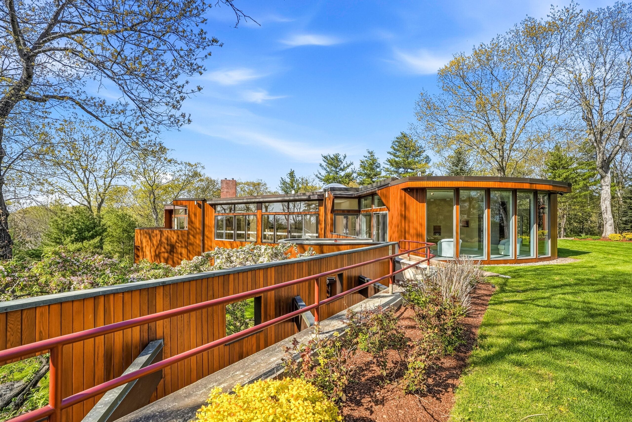 boston.com - Sam Shipman - Custom 1970s house in Wayland with indoor pool, glass walls hits market for the first time