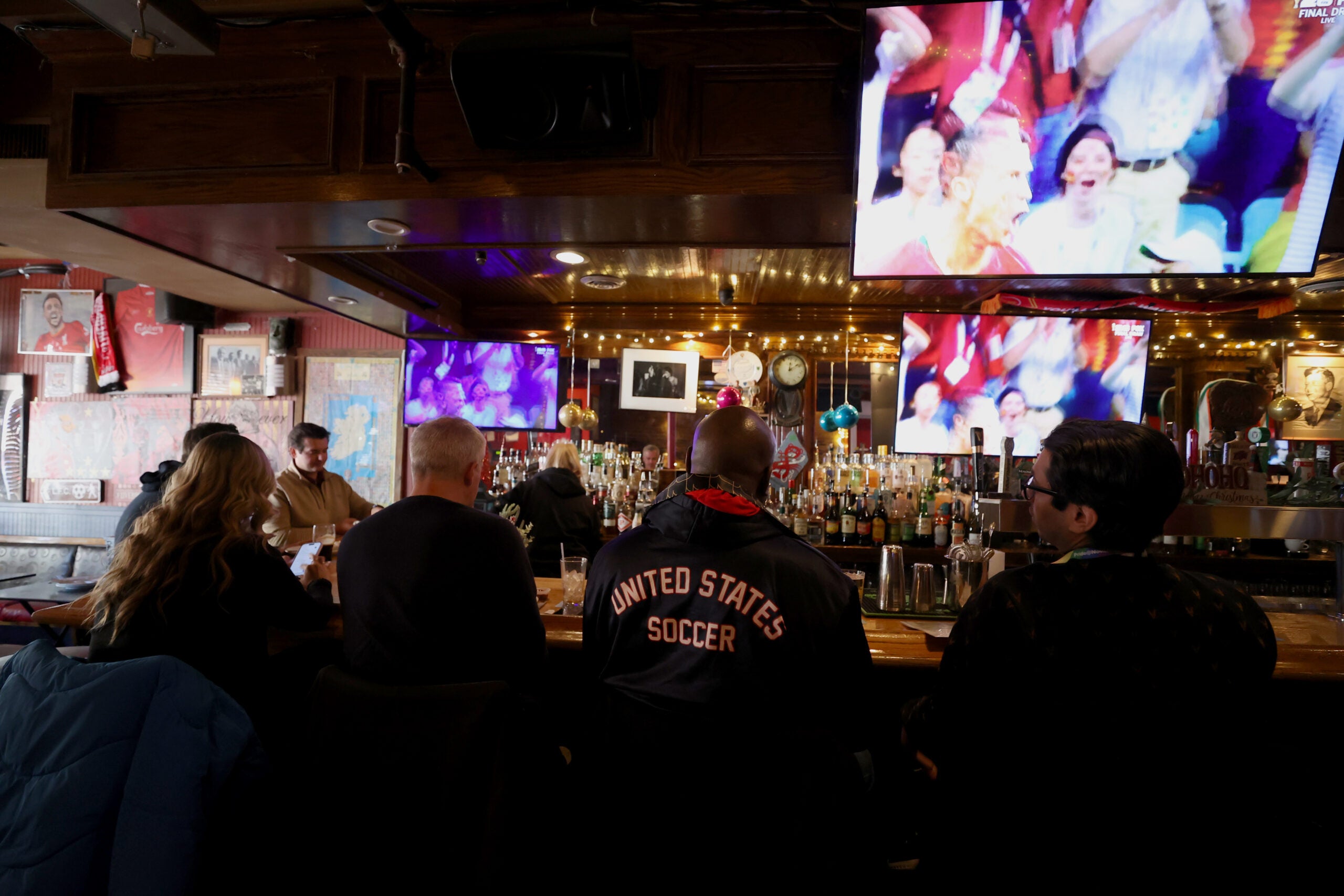 boston.com - Annie Jonas - Mass. House approves later bar hours, outdoor drinking zones for World Cup