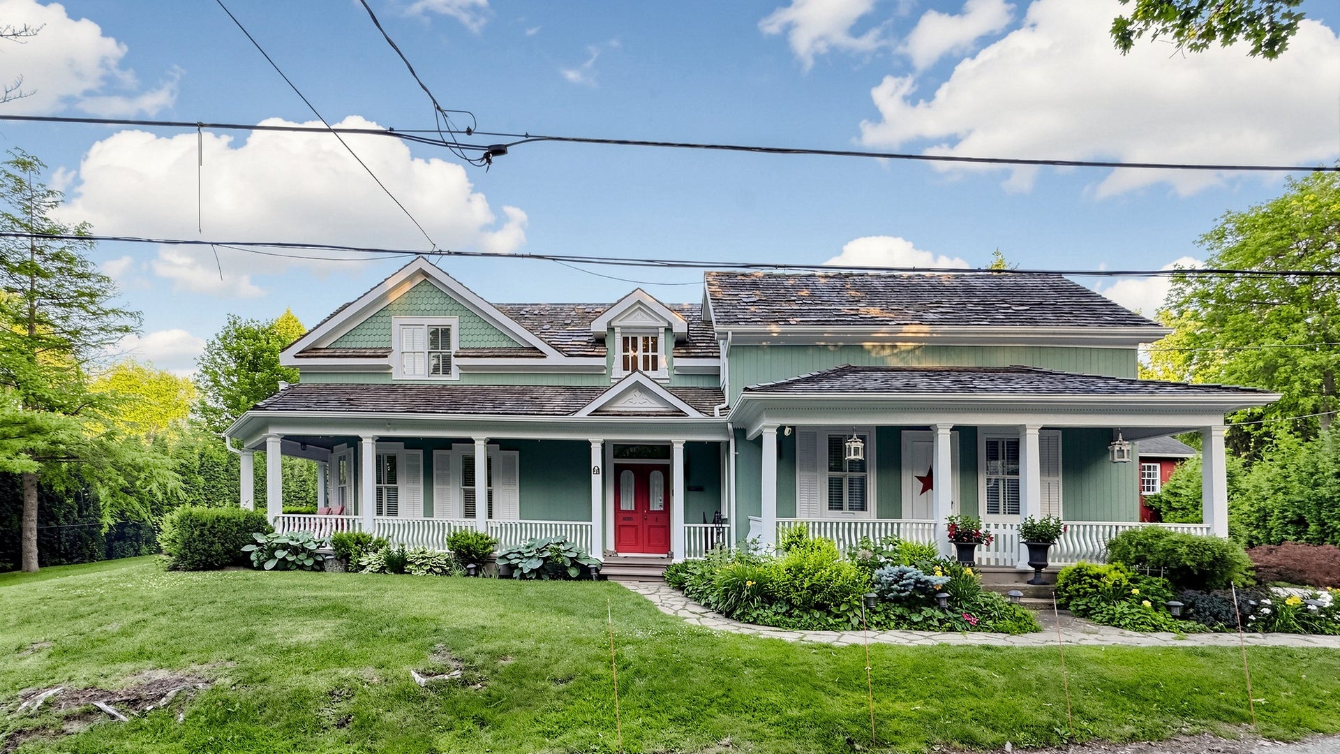 boston.com - Megan Johnson - Original 'Gilmore Girls' house is on the market for $2.76 million