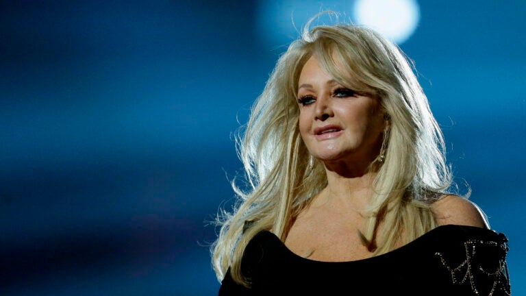 Bonnie Tyler, who topped the charts with epic ‘Total Eclipse of the Heart,’ has died at 75