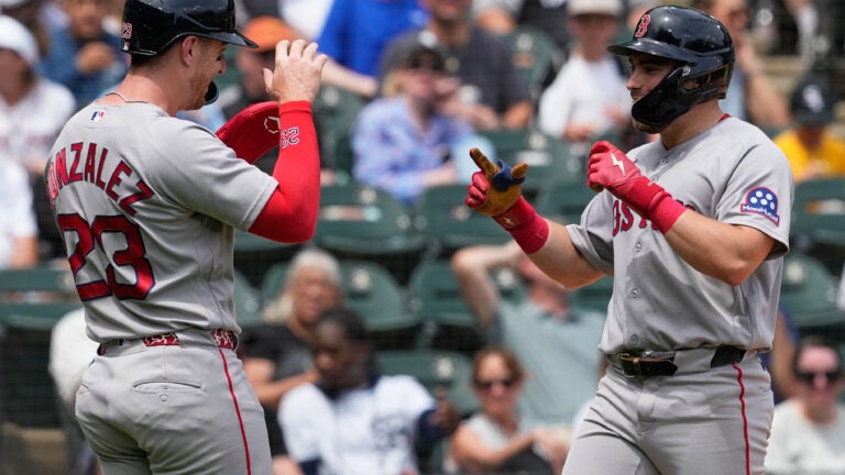 Durbin homers as the Red Sox beat the White Sox 2-1 for their 6th straight win Durbin homers as the Red Sox beat the White Sox 2-1 for their 6th straight win