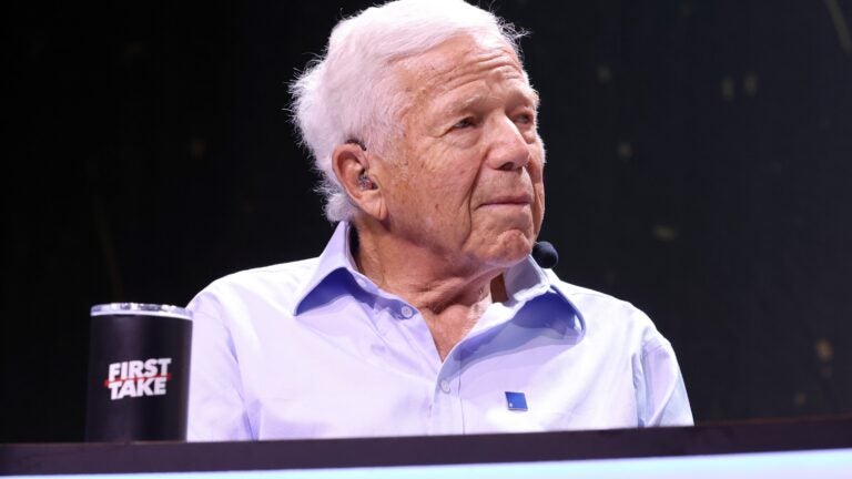 Robert Kraft backs Mike Vrabel after controversial offseason Robert Kraft backs Mike Vrabel after controversial offseason