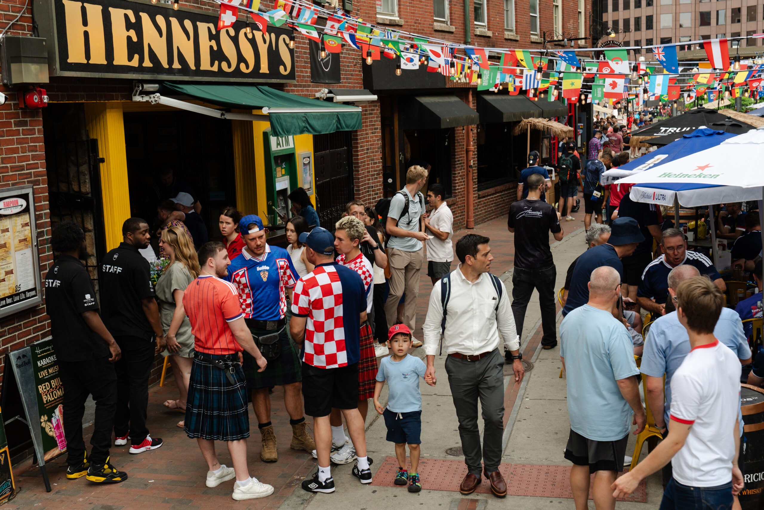 boston.com - Samantha Genzer - Hennessy's in downtown Boston has closed, plans to transfer liquor license to new Seaport restaurant