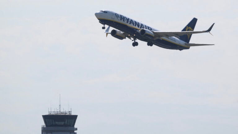 Επιβάτης τραυματίστηκε μετά από μερική αναρρόφηση από το αεροπλάνο κατά την απογείωση από την Ελλάδα