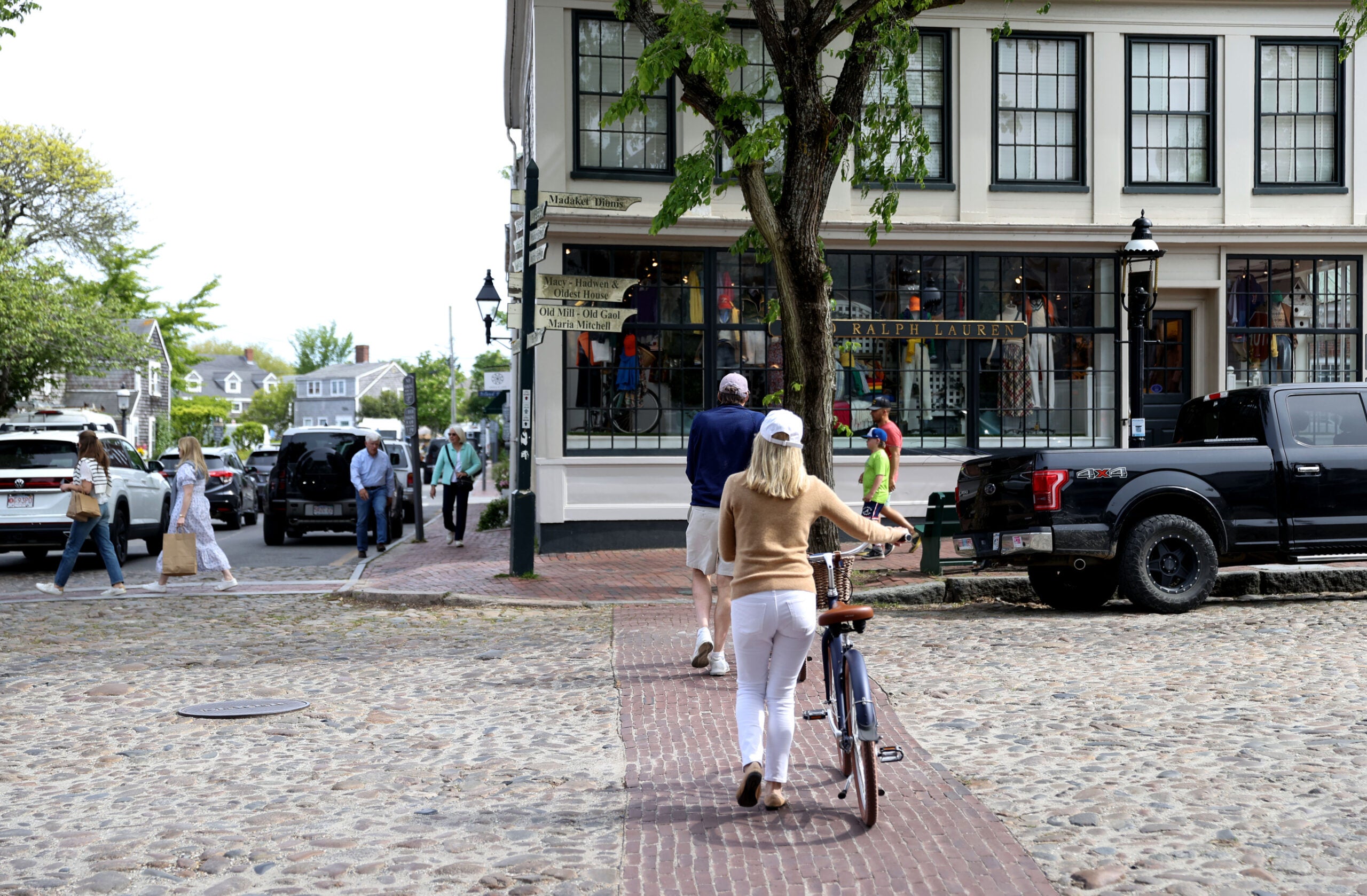 boston.com - Beth Treffeisen - Nantucket store's 'No Influencers' sign sparks debate over where online creators are welcome