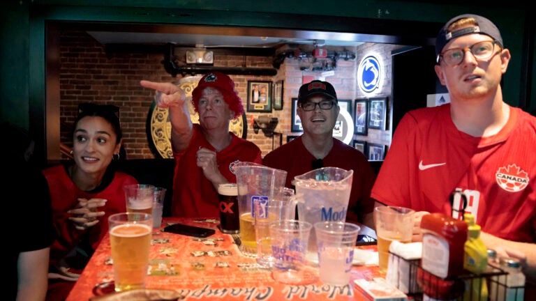 ‘Keep the party going': Readers want bars and restaurants to stay open later
