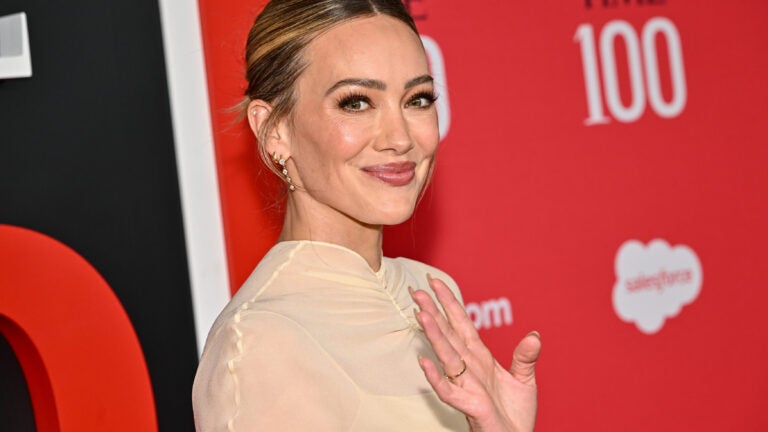 Hilary Duff ate clam chowder and a Munchkin on stage Hilary Duff ate clam chowder and a Munchkin on stage