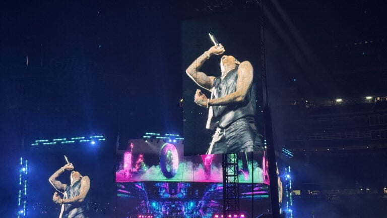 Pecah Abis! Kolaborasi Epik Usher dan Chris Brown di Gillette Stadium Bikin Fans Histeris!