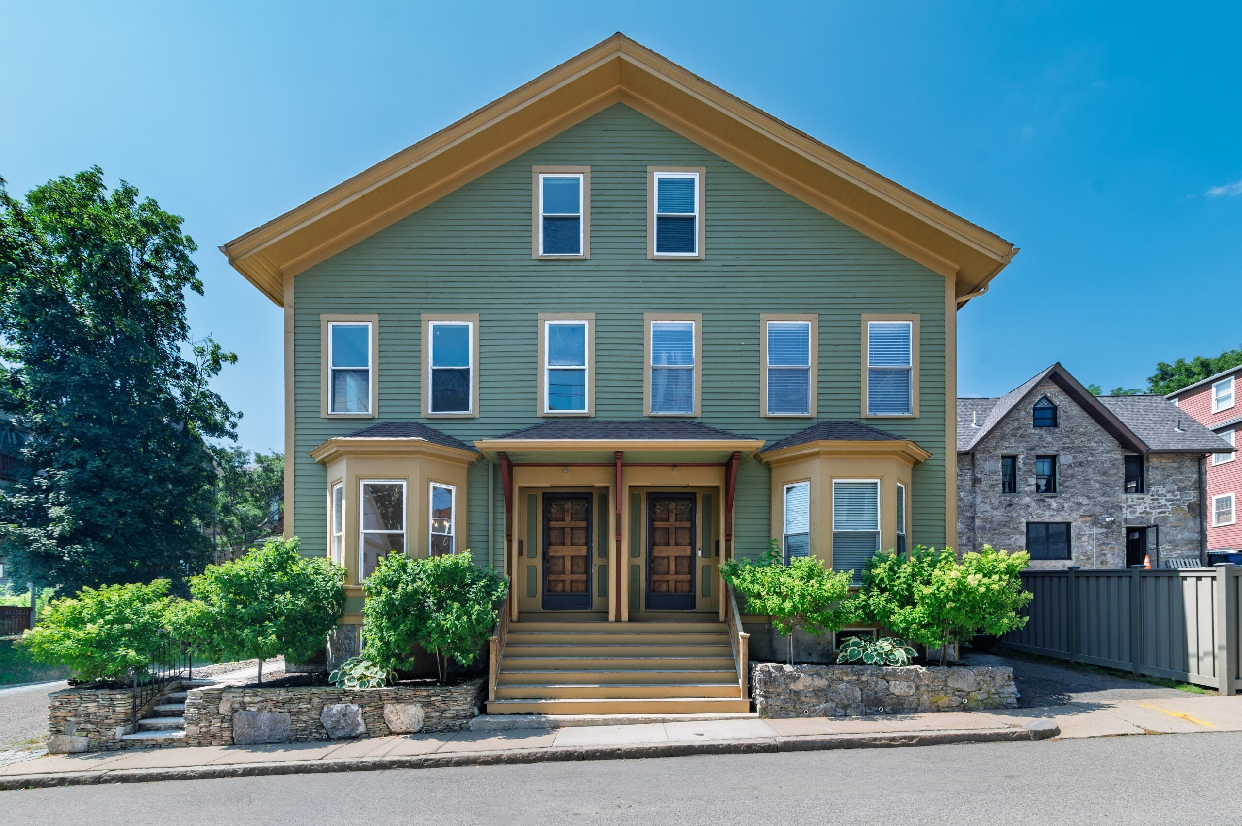 boston.com - John R. Ellement - Home of the Week: In Roxbury's Fort Hill neighborhood, a 3-bedroom in a 'twin home' Colonial for $650,000