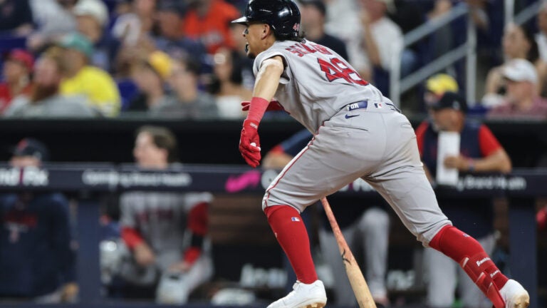 Seigler hits go-ahead triple in 9th and Red Sox beat Marlins 4-2