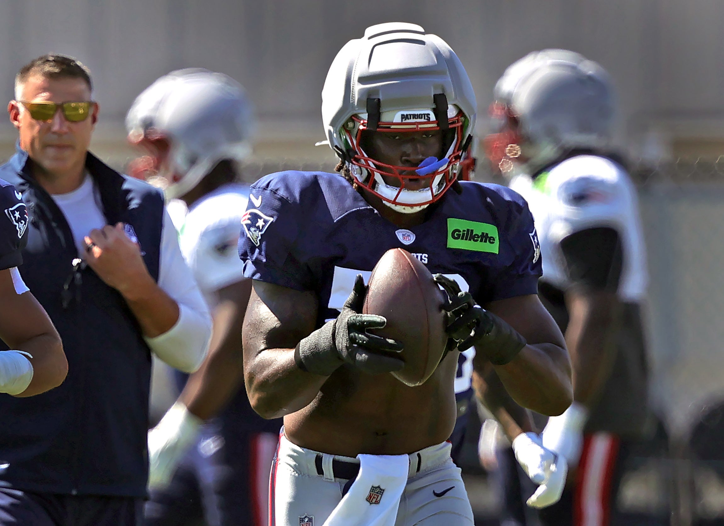 Mike Vrabel coaching rookie Gabe Jacas at Patriots practice