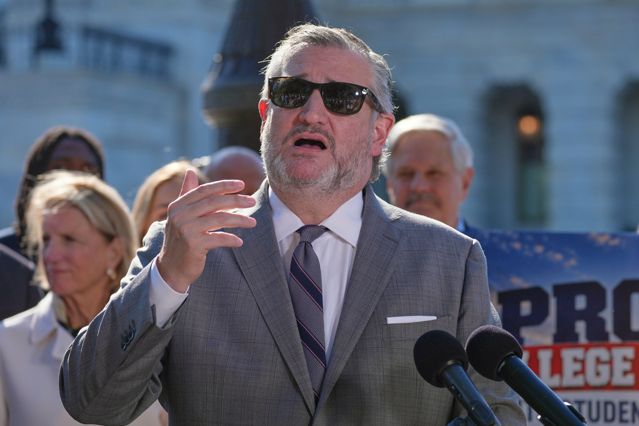 boston.com - Associated Press - A sweeping college sports overhaul bill clears early hurdle in Senate vote