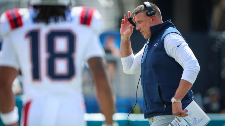 Image for ‘It’s a terrible decision’: Mike Vrabel’s candid view of Drake Maye, Patriots’ vibe, and defensive struggles