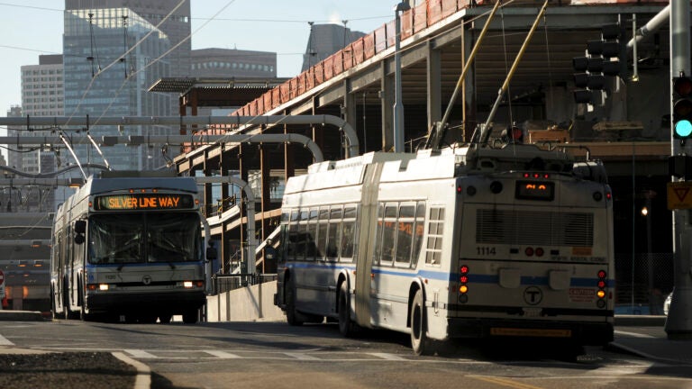 Las cámaras de la MBTA destinadas a bloquear los carriles para autobuses se activarán la próxima semana. Esto es lo que necesita saber.