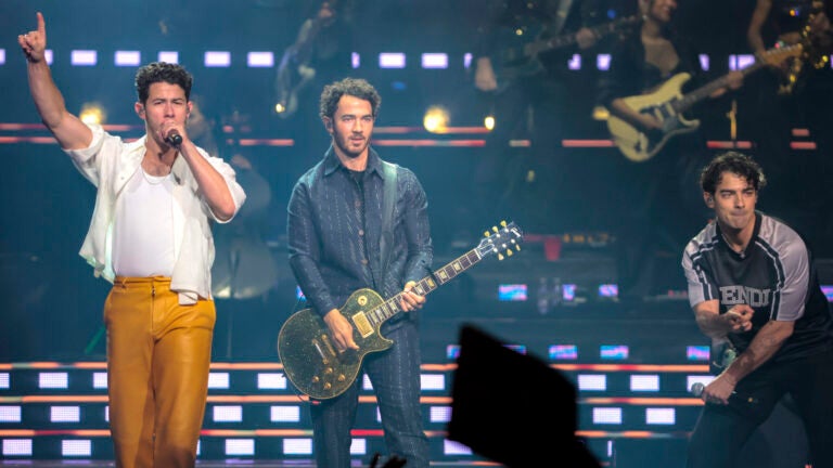 Review & setlist: Jonas Brothers heat up TD Garden in trip to the year 2008