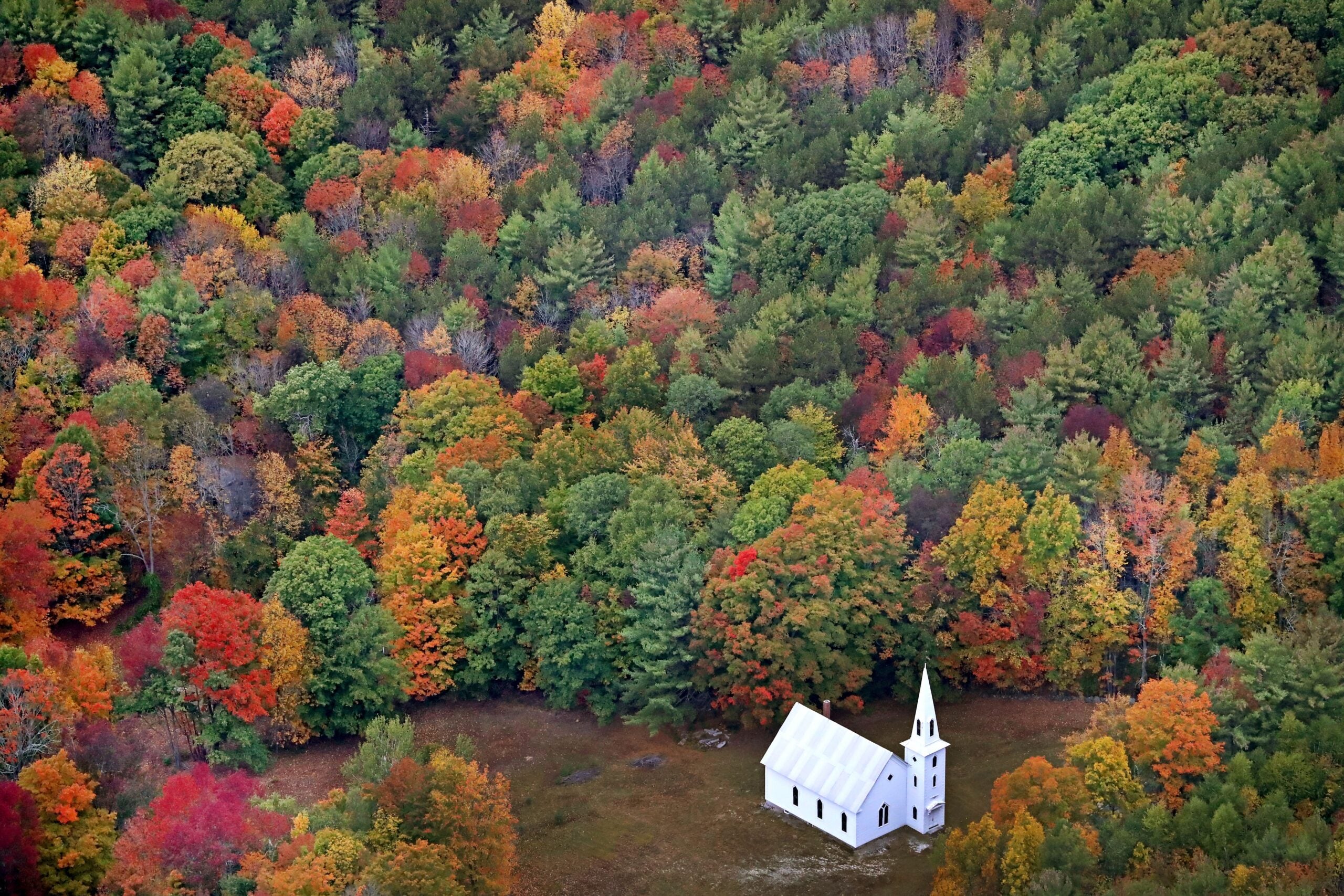 boston.com - Kevin Slane - 2026 fall foliage: The latest maps, dates for seeing the best 'peak' colors in New England