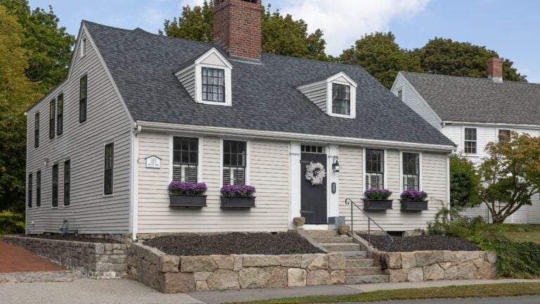 Hingham Cape dating to 1687 has been renovated for 2026 living Hingham Cape dating to 1687 has been renovated for 2026 living