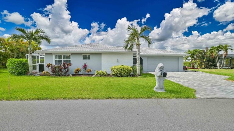 A canal-front Fort Myers ranch for boat-loving snowbirds at 9k A canal-front Fort Myers ranch for boat-loving snowbirds at 9k