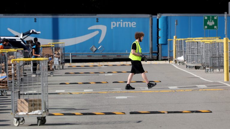 Amazon announces plan to hire for 6,000 seasonal jobs in Mass. Amazon announces plan to hire for 6,000 seasonal jobs in Mass.